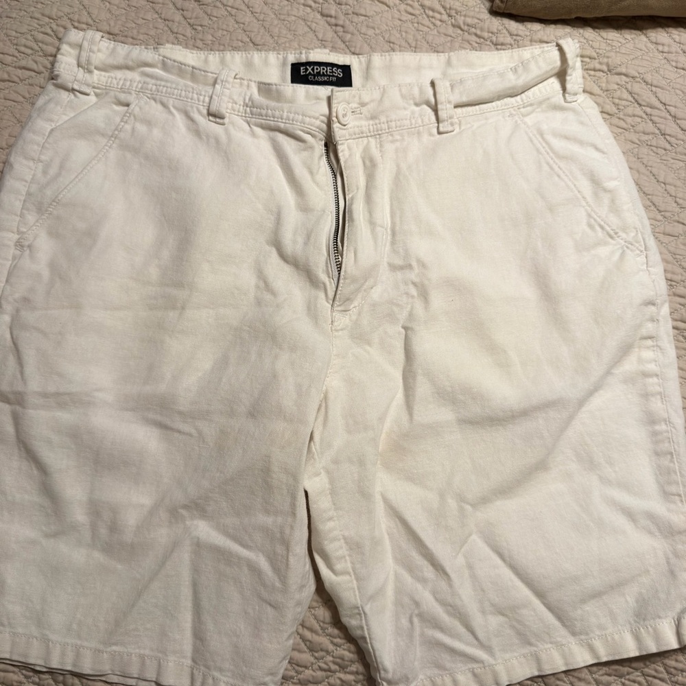 Express Men's Off-White Flat Front Shorts